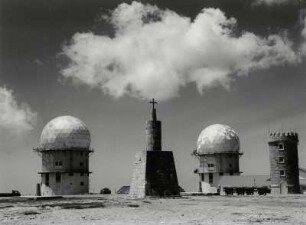 Abhöranlagen und Sendestationen auf dem Torre, dem höchsten Berg des Landes 1991m