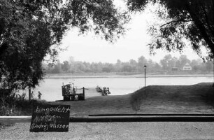 Leimersheim: Fährschlagbaum mit Schild, wegen Niedrigwasser eingestellt