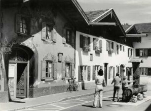 Vor dem Geburtshaus des Geigenmachers Klotz aus Mittenwald