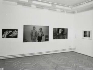 Untitled (Ray's a laugh # 3), Untitled (Ray's a laugh # 4), Untitled (Ray's a laugh # 37) : Raumaufnahme mit Arbeiten von Richard Billingham
