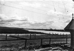 Siedlung : Blick auf eine Siedlung am Ufer eines Flusses