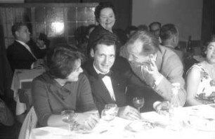 Freiburg: Kolpinghaus; Festabend; Gruppe am Tisch; Fräulein Stech, Neagu