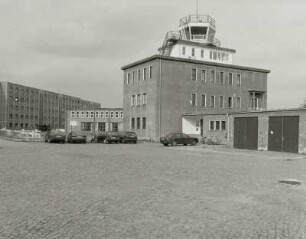 Tower : Verkehrslandeplatz (ehemaliger Militärflugplatz). Kaserne (um 1975), Flugzeughalle (um 1960) und Tower (um 1960)