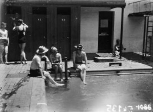 Schwimmbad : Personen an einem Schwimmbecken