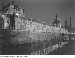 Dresden. Zwinger, Langgalerien mit Kronentor, von Westen