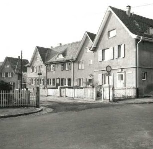 Dresden-Hellerau, Am Dorffrieden 15/21. Wohnhaus (1909/1910). Straßenansicht