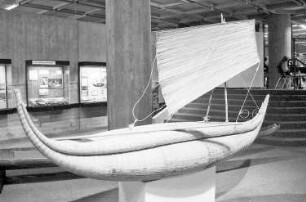 Freiburg: Ausstellung Uni Freiburg; Binsen-Balsa des Titicacasees mit Segel der URO Indianer