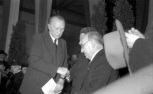 Freiburg: Straßenbahnhalle Urachstraße; Bundeskanzler Dr. Adenauer und Staatspräsident Wohleb