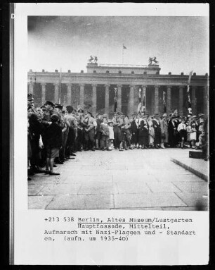 Berlin, Altes Museum / Lustgarten, Hauptfassade, Mittelteil, Aufmarsch mit Nazi-Flaggen und -standarten