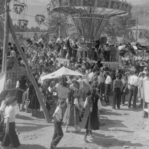 Der Alljährliche im Herbst durchgefühtre Jahrmarkt in Karlowo (Lewskigrad). Karusells als Freizeitvergnügen. Bewohner aus Rosental in ihrer traditionellen Tracht