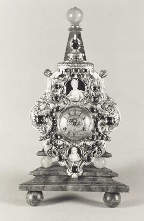 Hängeuhr : Graupner, Johann Gottlieb (um 1690 Augsburg - 1759.06. Dresden) und Köhler, Johann Heinrich (1669 Langensalza - 1736.05.05 Dresden). Hängeuhr. 1725. Holz, Messing vergoldet, Email, Edelsteine. Höhe 29 cm. Dresden: Grünes Gewölbe, Inventarnummer VI 158