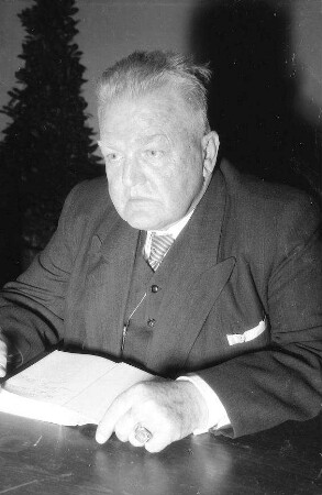 Freiburg: Dichter Wilhelm von Scholz sitzend, schreibt