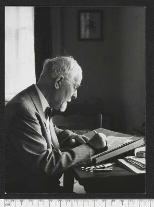 Porträtaufnahme Walter R. Hess