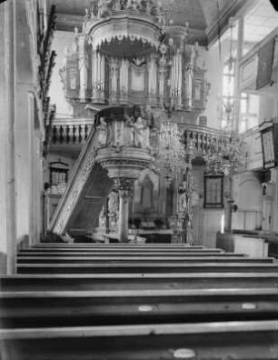 Kirche : Unbekannter Ort. Innenraum einer Kirche. Blick zum Altar mit freistehender Kanzel