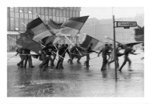 "Fahnenflucht". Ende der Demonstration zum 1. Mai, Alexanderplatz, Berlin-Mitte