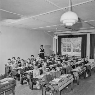 Neue polytechnische Oberschule Löbauer Straße : Bautzen. Oberschule, Löbauer Straße. Unterrichtsraum mit Schülern