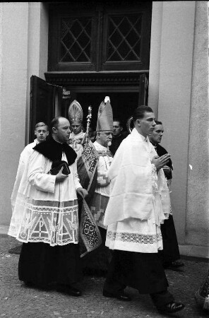 Freiburg: Geistlichkeit verlässt die Konfiktskirche, Missionsbischof Augustin Olbert