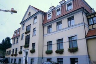Gebäude der alten Kurklinik mit Mittelrisalit, Mansarddach