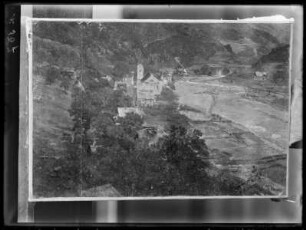 Hügellandschaft mit Burgruine