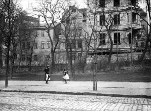 Im Hintergrund - Blick auf Häuser der Scharrenstraße. Mitte - Spielende Kinder auf einem Gehweg. Alte Promenade - Richtung Norden