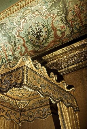 Decke mit Arabesken, dem brandenburgischen Adler und Allegorien auf Herkulestugenden in den vier Ecken