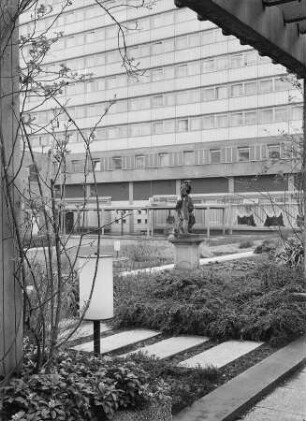 Dresden. Touristengarten : Dresden-Altstadt, Prager Straße. Touristengarten zwischen den Hotels Königstein und Lilienstein mit Sockelfigur. Blick aus der Pergola