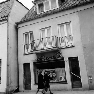 Bahnhofstraße: Wohn- und Geschäftshaus: Friseursalon Kessler: davor zwei Frauen