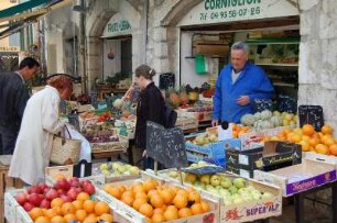 Vence - Marktstand mit Obstangebot : Marktstand in der Kleinstadt Vence bei Nizza, aufgenommen im April 2006