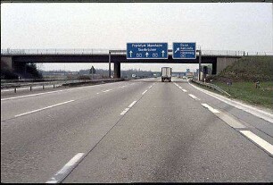 Einfahrt in Nebenfahrbahn Nord der A6 (Heilbronn Richtung Mannheim) von Hauptfahrbahn Nord der A6 (Heilbronn Richtung Mannheim)