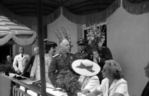 Baneasa: Luftwaffenlazarett, Balkon mit Ehrengästen, Antonescu und Frau, Killinger und Frau