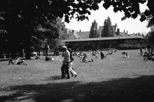 Freiburg: Studenten auf der Wiese vor der Mensa I