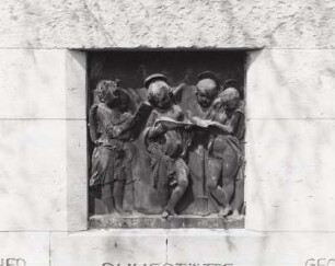Grabmal Familie Liebscher, um 1970. Sandstein, Metallguß. Detail: Relief mit musizierenden Engeln. Langebrück, Friedhof Kirchstraße