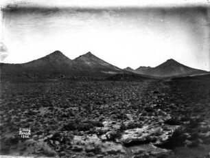Steppenlandschaft : Blick über eine Steppe auf eine Hügelkette