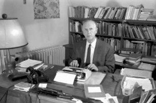 Freiburg: Institut Eichhalde; Prof. Dr. Hans Bender in seinem Arbeitszimmer; Grenzgebiete der Psychologie