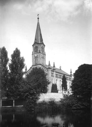 Bärnsdorf. Pfarrkirche. Ansicht von Südwesten über den Dorfteich