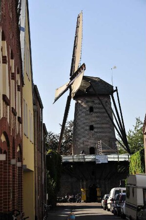 Windmühle als Gasthaus : Durchblick zur historischen Windmühle an der Wallanlage. Aufgenommen in Xanten am 31. August 2009. Foto Uwe Gerig