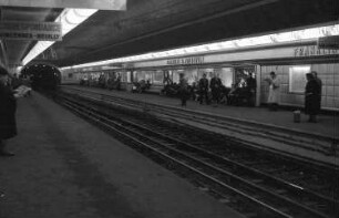 Paris: [Metro-Station Franklin D. Roosevelt]