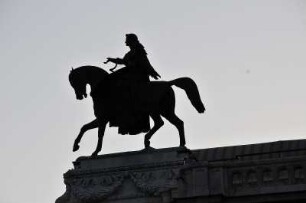Wien - Reiterdenkmal : Reiterdenkmal mit Harfe auf dem Dach der Staatsoper. Wien, 2008