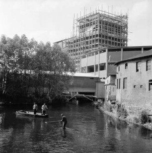 Trave: "Schleusenkuhle": Arbeitskolonne mit Kahn beim Entkrauten der Travearme: Blick auf Johannes Ströh Mühlenwerke, Weizenmühle ("Gloria-Mühle"): neues Silo in Bau, mit Gerüst: davor neue Lagerhalle: Mühlendurchfluss: rechts Gewerbegebäude