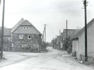 Straßenraum in Drehsa : Dorfsiedlungen - Straßendorf. Ort: Droždźij / Drehsa. Dorfstraße in Drehsa