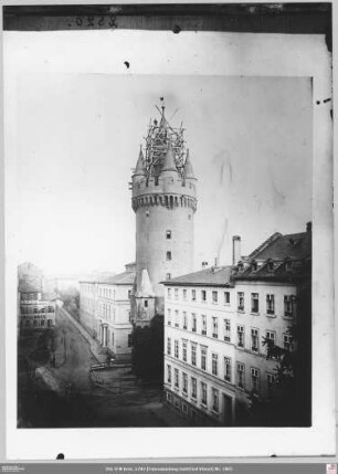 Eschenheimer Turm, Gerüst an der Turmspitze, und Bleichstraße von Westen