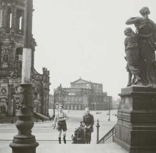 Der Morgen mit dem Erwachen und dem Morgentau : Blick von der Freitreppe zur Brühlschen Terrasse über den Theaterplatz zur Ruine des Opernhauses (links: Katholische Hofkirche)