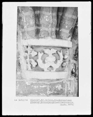 Konsole mit pflanzlichen Ornamenten und Vase?