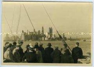 Passagiere schauen vom Hochseepassagierdampfer "Bremen" aus auf die Skyline von Manhatten, New York City