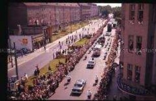 Wagenkolonne und Zuschauer am Straßenrand beim Besuch von John F. Kennedy in Berlin 1963