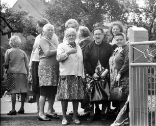 Wartegemeinschaft : Alte Frauen die in einer Gemeinschaft warten