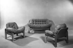 Sitzgruppe Ramona : Leipzig. Leipziger Herbstmesse, 1986. Sitzgruppe Ramona. Kiefer, Polsterung mit Mischgewebebezug (1986; VEB Möbelwerke Zernsdorf)