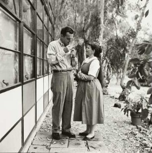 Charles und Ray Eames in ihrem Haus