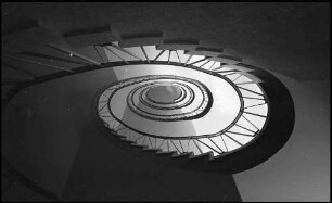 Freiburg: Neubau Arbeitsamt, Treppe, Schnecke, von unten
