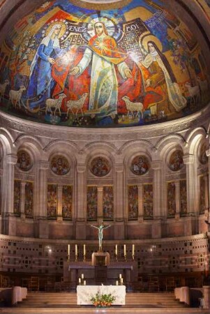Frankreich. Basse Normandie. Calvados. Lisieux. Basilique Sainte Therese. Innen. Altar
